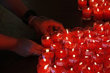Budist tapınağı iç yakıcı birçok kırmızı mumlar