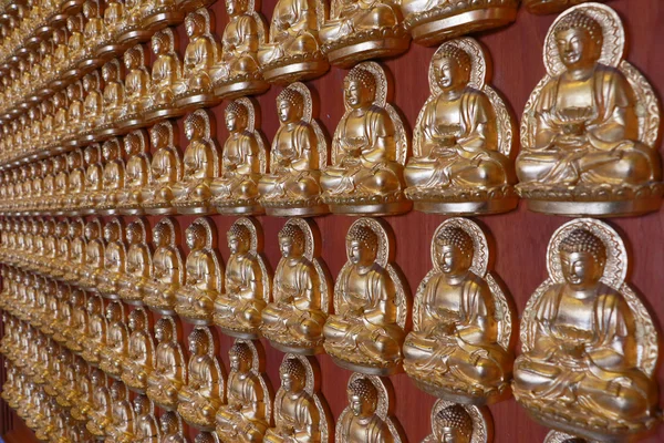 Groepen van Boeddhabeeld, stucwerk op Chinese tempel muur — Stockfoto