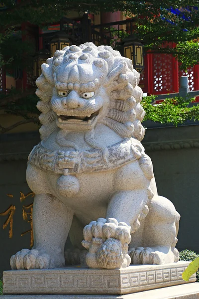 Le lion de roche devant le temple chinois — Photo