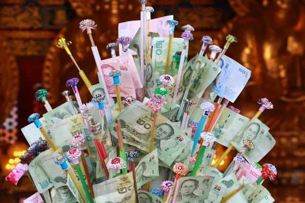 Thajské bankovky na bambusové tyči daroval v chrámu — Stock fotografie