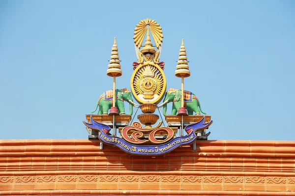 Ein traditionelles Dach eines chinesischen Tempels in Thailand — Stockfoto