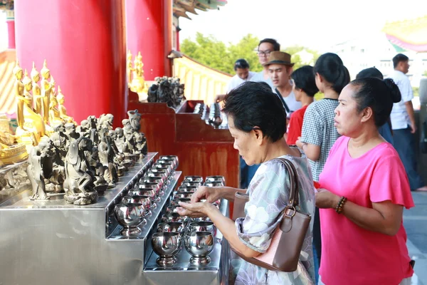 Buddhist está donando dinero a un templo chino por su fe y para mantener el templo . — Foto de Stock