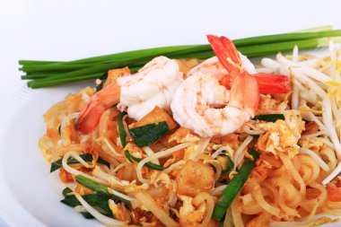 Stir Fried Tay Noodles: Pad Tay A favori Tay heyecan kızartma yemek şehriye.
