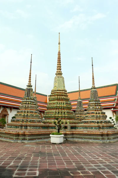 Golden Stupas in Wat Pho Buddhist Temple, Bangkok, Thailand — Zdjęcie stockowe