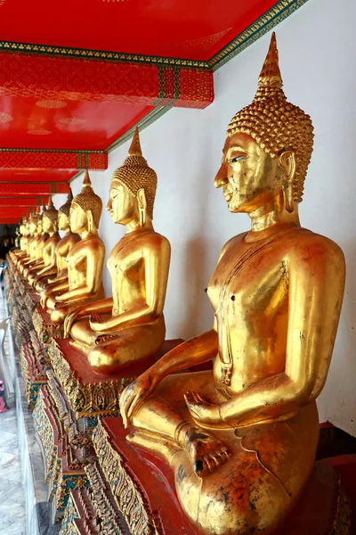 Group Images of Golden Buddha statue stucco in different posture in long corridor of Wat Phra Chetuphon Vimolmangklararm Rajwaramahaviharn Temple (Locally known as Wat Pho Buddhist Temple), Bangkok, Thailand — Stockfoto