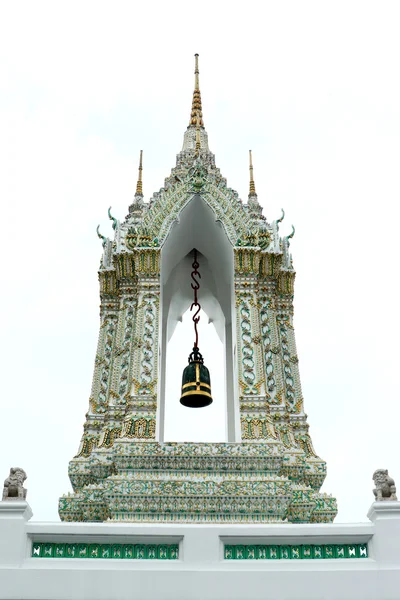 Estructura de isósceles dorados, delicada pintura de entrada a la puerta del templo tailandés y escultura histórica de piedra china de León de una escultura guerrera china en Wat Pho Buddhist Temp — Foto de Stock
