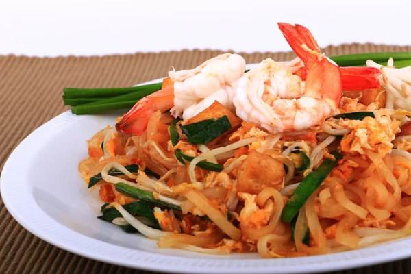 Жареная тайская лапша: Pad Thai. Любимое тайское блюдо из жареной лапши — стоковое фото