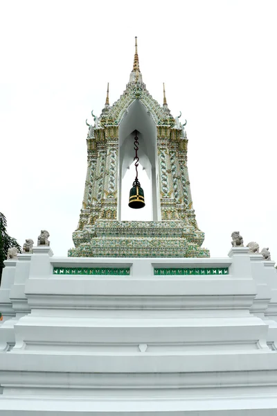 Estrutura isósceles de ouro, Delicado pintado de porta do templo tailandês Entrada e Leão escultura de pedra chinesa histórica de uma escultura guerreira chinesa em Wat Pho budista Temp — Fotografia de Stock