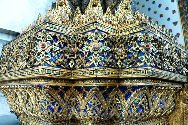 Thai Glass mosaico parede ornamento decorativo de vidro colorido em Wat Pho templo budista, o Templo do Buda Reclinando — Fotografia de Stock