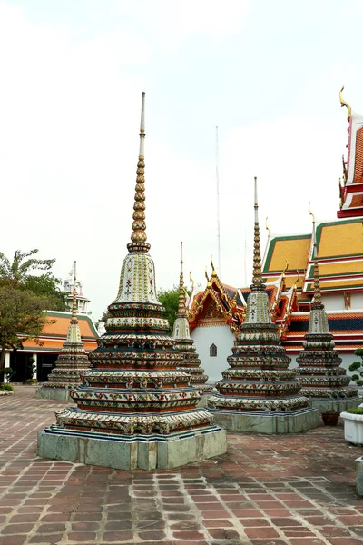 Golden Stupas in Wat Pho Buddhist Temple, Bangkok, Thailand — Stock Photo, Image