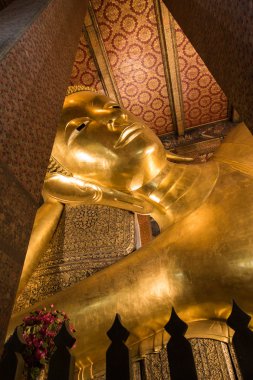 Altın dev Buda uzanmış (uyku Buda) Wat Pho Budist tapınağı, Bangkok, Tayland