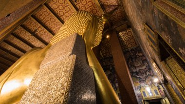 Altın dev Buda uzanmış arkası (uyku Buda) Wat Pho Budist tapınağı, Bangkok, Tayland