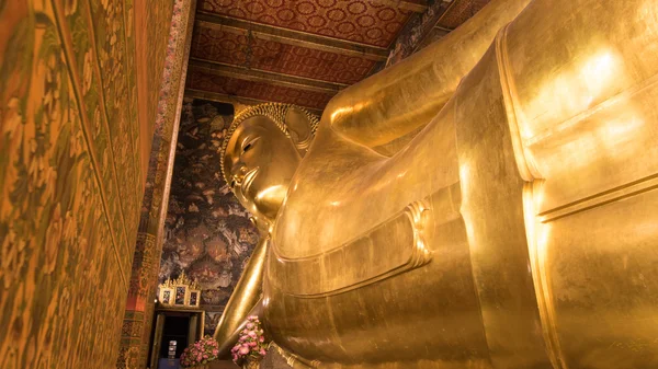 Der goldene riesige liegende Buddha (Schlafbuddha) im wat pho buddhistischen Tempel, Bangkok, Thailand — Stockfoto