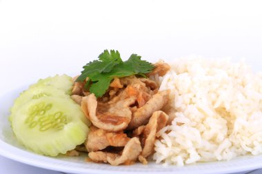 Tayland en sevdiğim yemek, kızarmış pirinç ve salatalık ile Sarımsak soslu domuz eti dilimlenmiş.