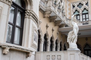 Mermer heykel Tay hükümet binası, Bangkok, Tayland çocuk günü, 9 Ocak 2016 Tayland hükümeti House (Santi Maitri bina, Tay Khu Fah Mansion)