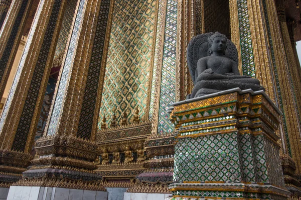 Templo da Esmeralda Buda; nome oficial completo Wat Phra Si Rattana Satsadaram em Bangkok, Tailândia — Fotografia de Stock