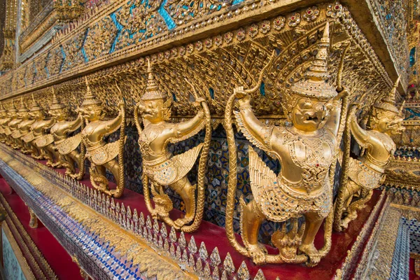 Estátuas Garuda tailandesas (Krut, símbolo do Estado da Tailândia) em Wat Phra — Fotografia de Stock