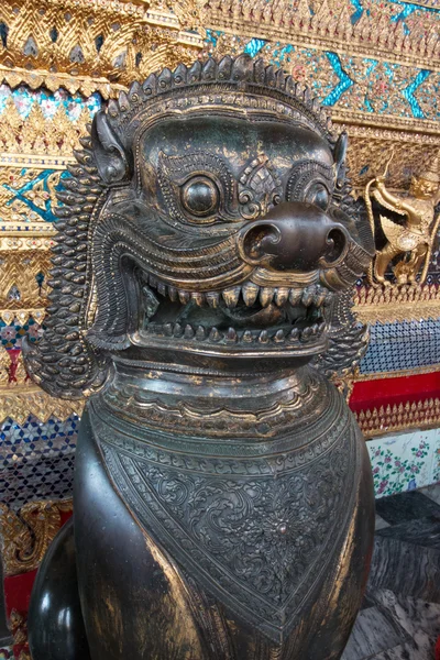 Állati, oroszlán történelmi Thai fém szobor, ősi Thai baba kültéri dekoráció, a Thai harcos Wat Phra Si Rattana Satsadaram (Temple of the Emerald Buddha szobor szobor) — Stock Fotó