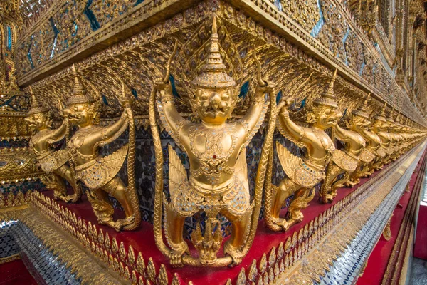 Estátuas Garuda tailandesas (Krut, símbolo do Estado da Tailândia) em Wat Phra — Fotografia de Stock