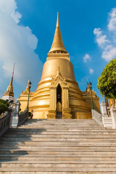 Chrám smaragdového Budhy; plný oficiální název Wat Phra Si Rattana Satsadaram v Bangkoku, Thajsko — Stock fotografie