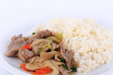 Tay tarzı pilav ve kızarmış istiridye sosu ile beyaz tabak üzerinde izole sığır eti