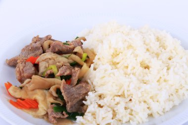 Tay tarzı pilav ve kızarmış istiridye sosu ile beyaz tabak üzerinde izole sığır eti