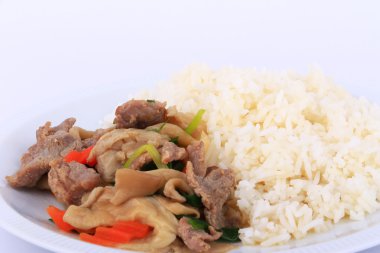 Tay tarzı pilav ve kızarmış istiridye sosu ile beyaz tabak üzerinde izole sığır eti