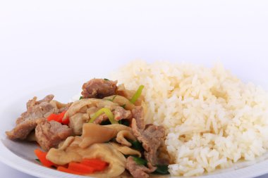 Tay tarzı pilav ve kızarmış istiridye sosu ile beyaz tabak üzerinde izole sığır eti