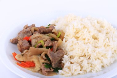 Tay tarzı pilav ve kızarmış istiridye sosu ile beyaz tabak üzerinde izole sığır eti