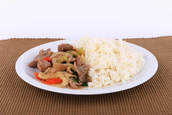 Tay tarzı pilav ve kızarmış istiridye sosu ile beyaz tabak üzerinde izole sığır eti