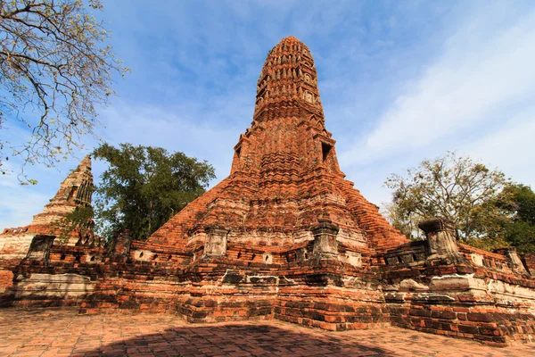 Stupas-Pagode, Buddha-Skulptur am Tempel Wat Worachet, der antiken siam-Zivilisation — Stockfoto