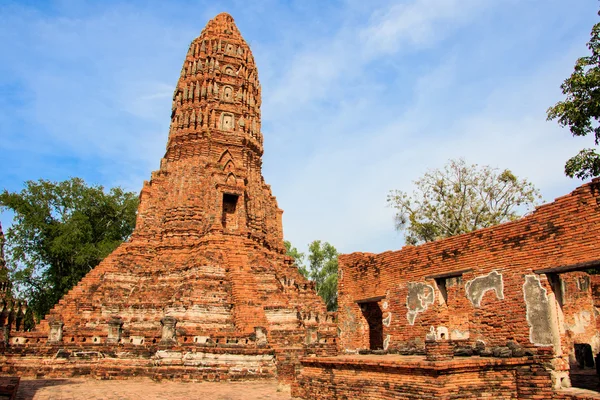 Stupas-Pagode, Buddha-Skulptur am Tempel Wat Worachet, der antiken siam-Zivilisation — Stockfoto