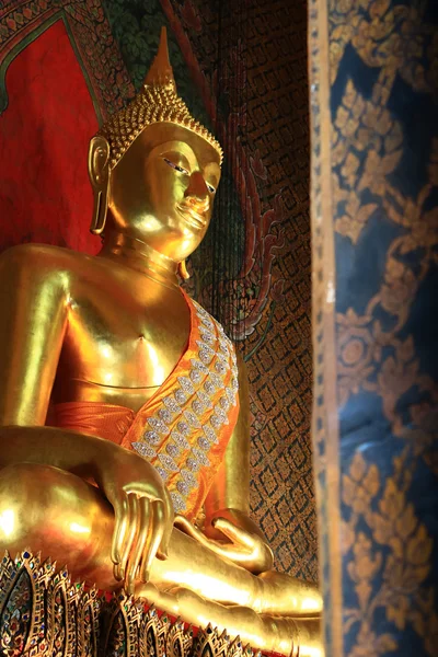 Buddha-Statue in wat intharam - die alte uposatha von wat bang yi ruea nok thonburi, bangkok thailand — Stockfoto