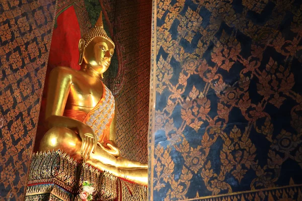 Buddha-Statue in wat intharam - die alte uposatha von wat bang yi ruea nok thonburi, bangkok thailand — Stockfoto