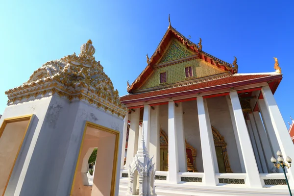 Capela em Wat Intharam - A velha Uposatha de Wat Bang Yi Ruea Nok Thonburi, Bangkok Tailândia — Fotografia de Stock