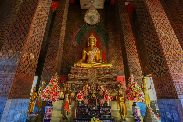 Estatua de Buda en Wat Intharam - El viejo Uposatha de Wat Bang Yi Ruea Nok Thonburi, Bangkok Tailandia — Foto de Stock