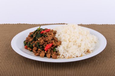 Tay tavada kızartılmış domuz eti ve fesleğen hizmet ile pirinç.