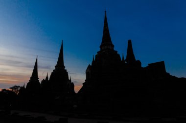 Asya dini mimari. Ayutthaya, Tayland (Phra Nakhon Si Ayutthaya Wat Phra Sri Sanphet Tapınağı'nda antik Budist pagoda Harabeleri)