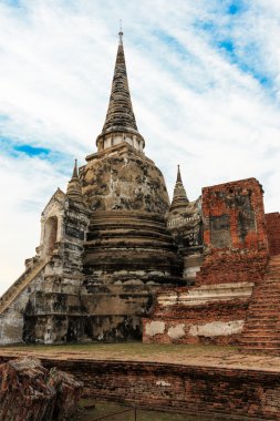 Asya dini mimari. Ayutthaya, Tayland (Phra Nakhon Si Ayutthaya Wat Phra Sri Sanphet Tapınağı'nda antik Budist pagoda Harabeleri)