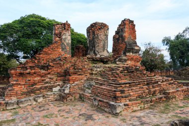 Güzel Antik Tapınağı, bir kırık Buda Stupa Ayutthaya, Tayland (Phra Nakhon Si Ayutthaya Wat Phra Sri Sanphet)