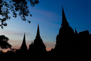 Asya dini mimari. Ayutthaya, Tayland (Phra Nakhon Si Ayutthaya Wat Phra Sri Sanphet Tapınağı'nda antik Budist pagoda Harabeleri)