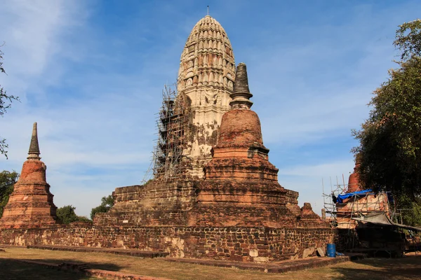 De pagode werd gesloten voor reparaties in Borommarachathirat Ii, koning van het Koninkrijk Ayutthaya genaamd Ratburana tempel (lokaal bekend als Wat Ratburana) — Stockfoto