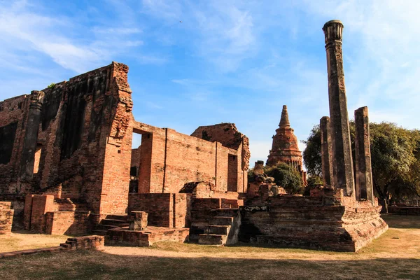 Standbeeld Boeddha hoofd blijven en pagode van koning Borommarachathirat Ii van het Koninkrijk Ayutthaya genaamd Ratburana tempel (lokaal bekend als Wat Ratburana) — Stockfoto