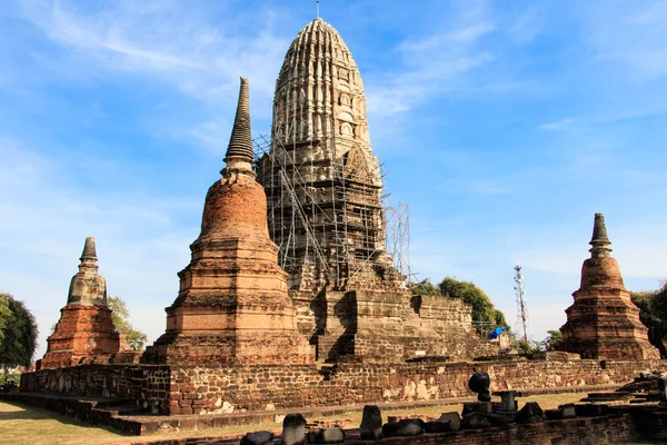 The Pagoda was Closed for Repairs in King Borommarachathirat II of the Ayutthaya Kingdom called Ratburana Temple (locally know as Wat Ratburana) — Stock Photo, Image