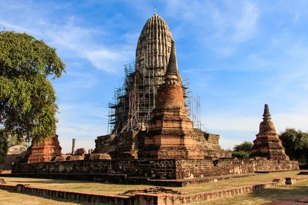 La Pagoda fue Cerrada por Reparaciones en el Rey Borommarachathirat II del Reino Ayutthaya llamado Templo Ratburana (localmente conocido como Wat Ratburana ) —  Fotos de Stock