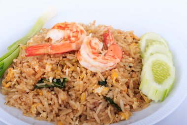 Fried Rice ile karides ve sebze beyaz plaka ve beyaz arka plan üzerinde