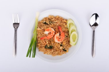 Fried Rice ile karides ve sebze beyaz plaka ve beyaz arka plan üzerinde