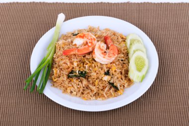 Fried Rice ile karides ve sebze beyaz plaka ve beyaz arka plan üzerinde