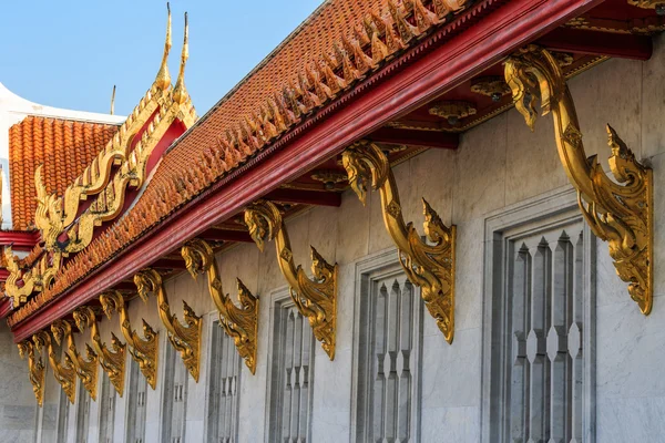 Tradiční thajské stylu štukové & Naga, dřevo řezbářských Tympanon z thajských střecha chrámu — Stock fotografie