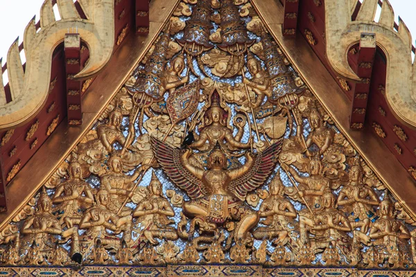 Estilo tradicional tailandês Stucco & Naga, Madeira Escultura Tympanum de Thai Roof Temple em Wat Benchamabopit Dusitvanaram em Bangkok, Tailândia — Fotografia de Stock